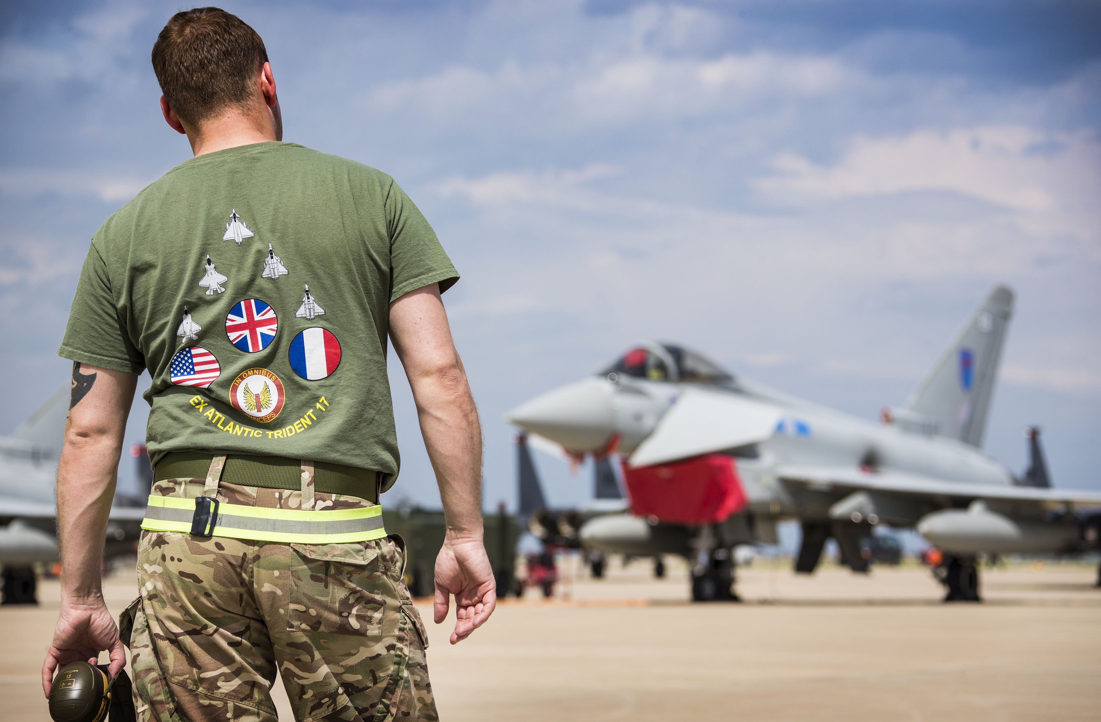 俄罗斯打响反击第一枪,俄罗斯打响反击枪视频