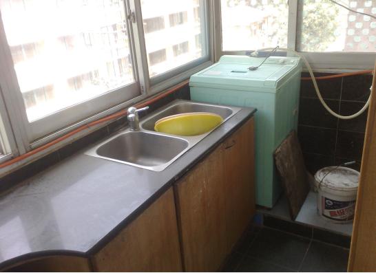 老妈坚持把阳台改厨房，一到做饭楼上邻居就大喊：衣服全是油烟！