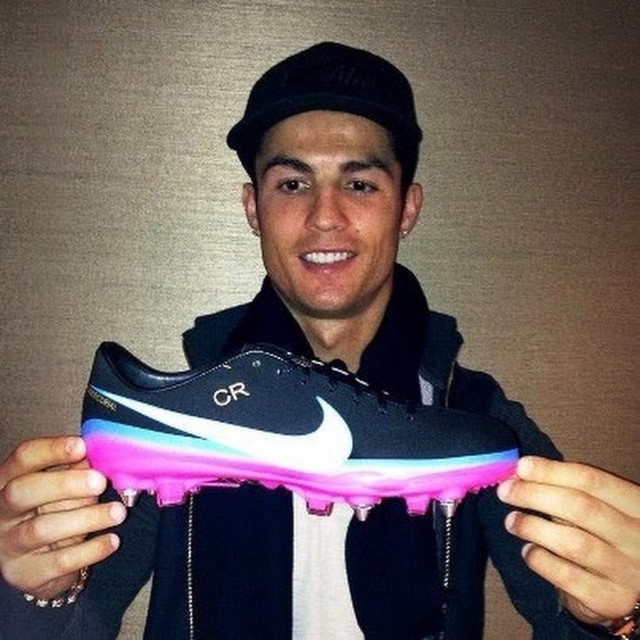 c罗出道有多火,c罗2024年新上脚耐克配色