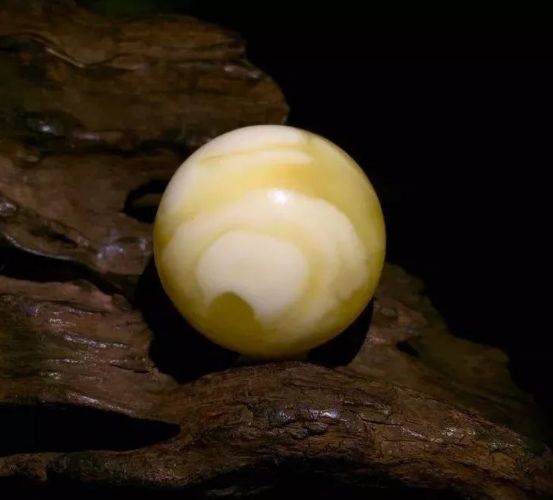 蜜蜡怎么挑选才好看,挑蜜蜡的正确方法