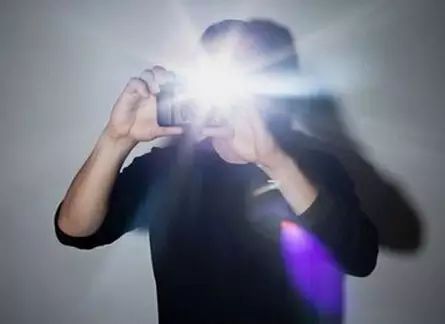 闪光灯变暗怎么回事,闪光灯背景暗怎么回事