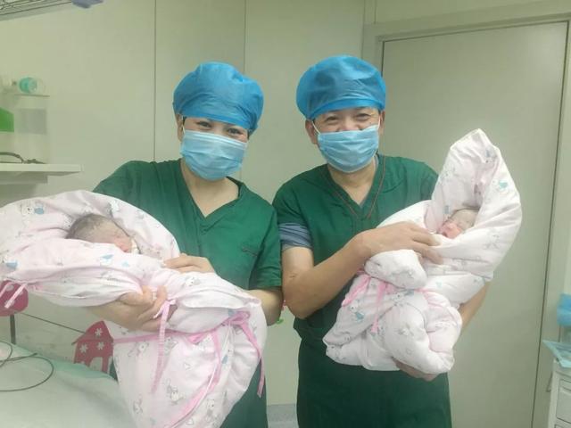 这么高难的体位，两个小兄弟做到了！可更厉害的是……