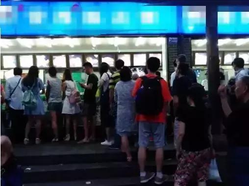 永远要排队的包子店,10元管饱小摊