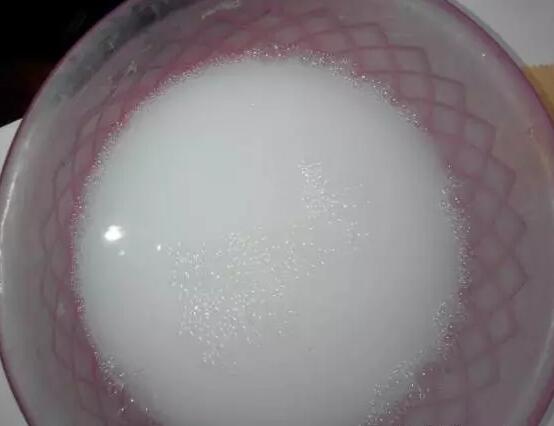 502胶水粘鞋子粘住手了,用502胶水把两个手粘在一起