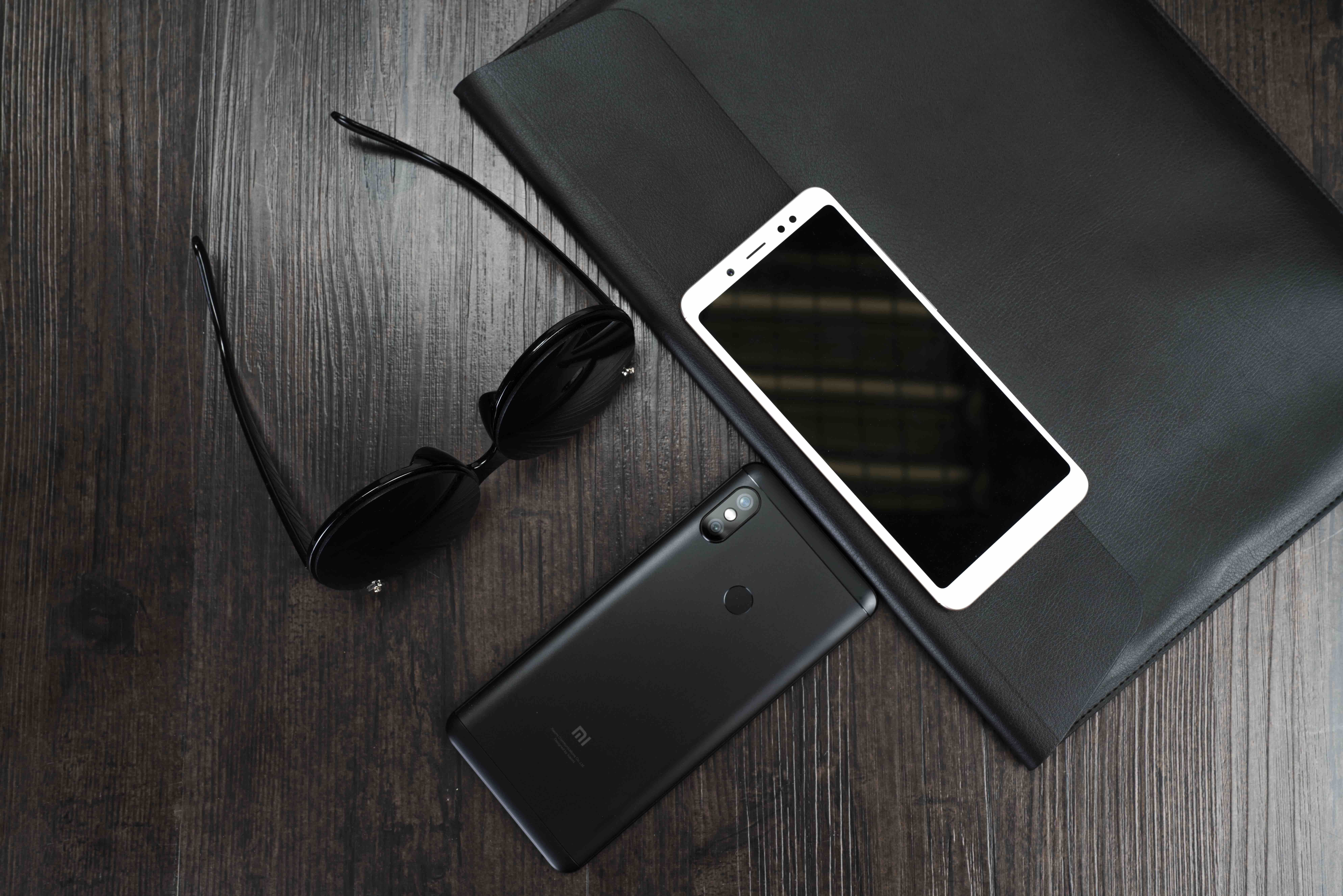 如何在暗光下自拍,自拍怎么弄模糊的氛围感