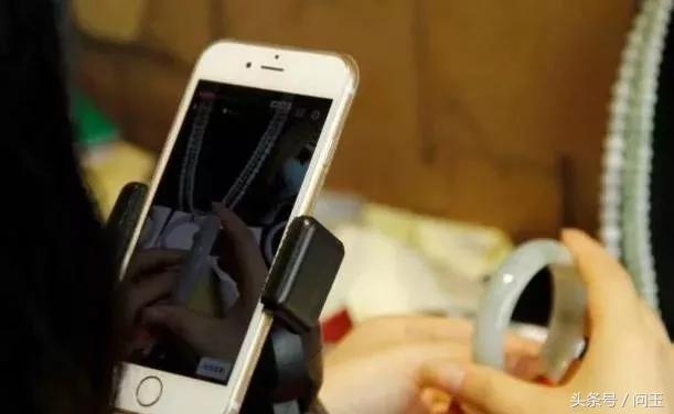 直播卖翡翠真的有那么多人买吗,翡翠直播怎么卖得那么便宜