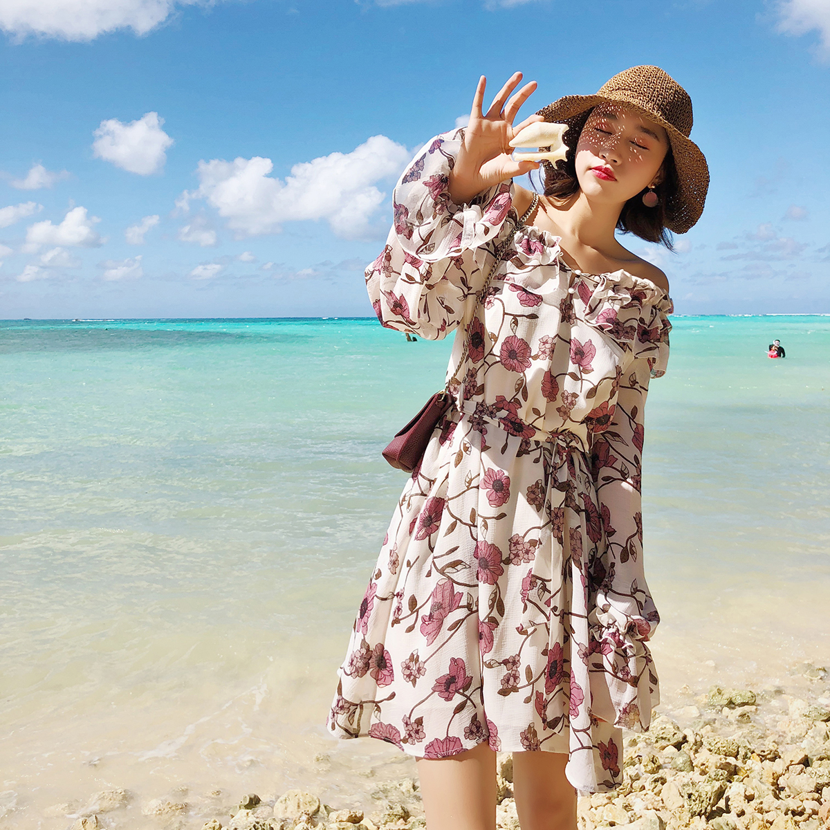 雪纺碎花裙搭配秋冬,初秋混搭雪纺裙唯美浪漫