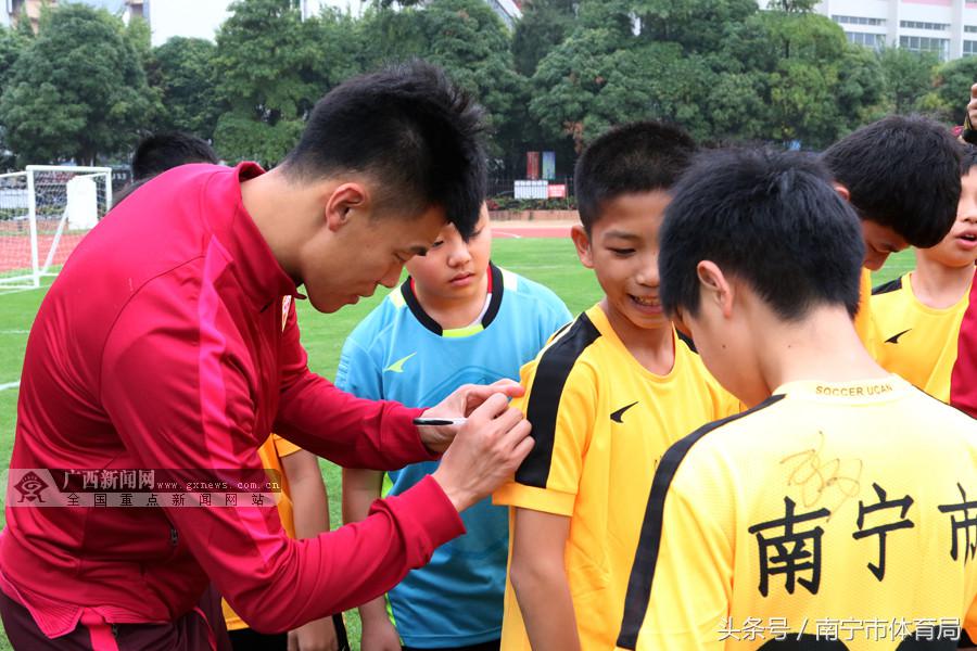 2018中国杯参赛球队派员与南宁市足球小将交流