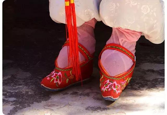 中国女性缠足从哪朝开始,女性缠足始于什么朝代