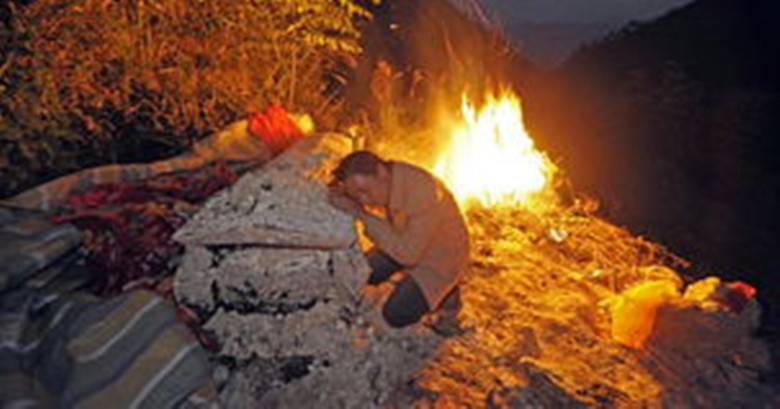 听了别人的话最后害了自己,玄学半夜挖人祖坟的报应