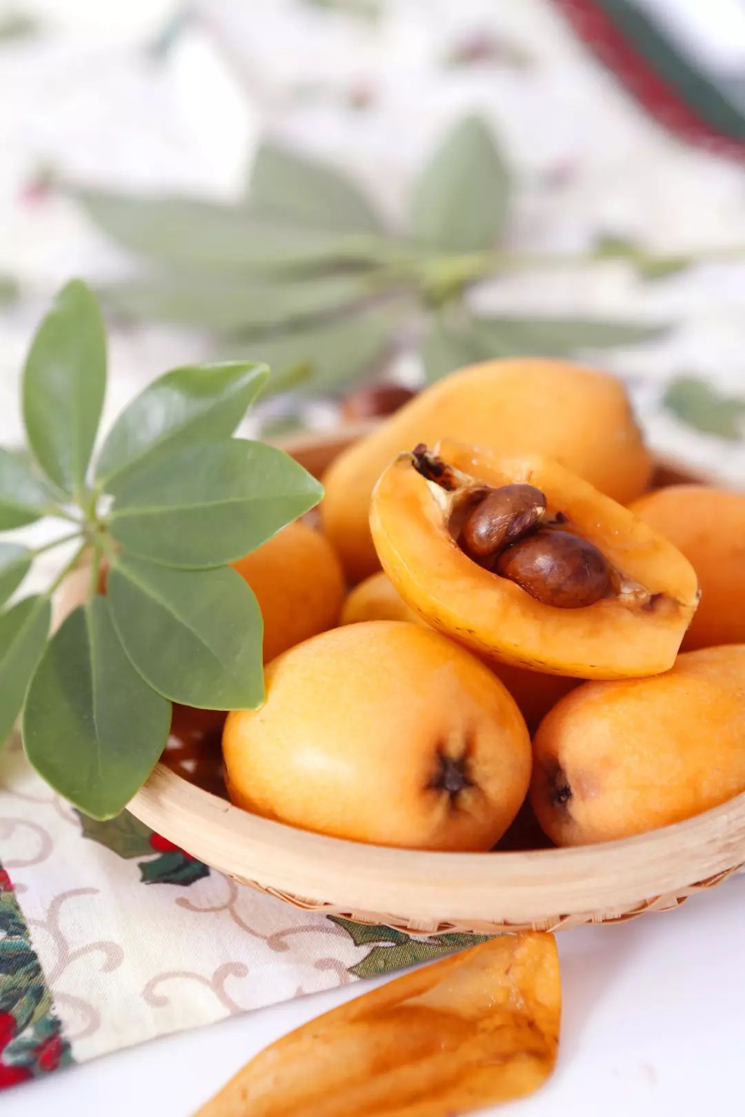 吃枇杷需要去皮吗,吃枇杷就要这样吃才过瘾呢