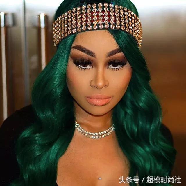 艳照全网热传！比大胸巨臀更牛逼的是她手撕卡戴珊家族的上位史