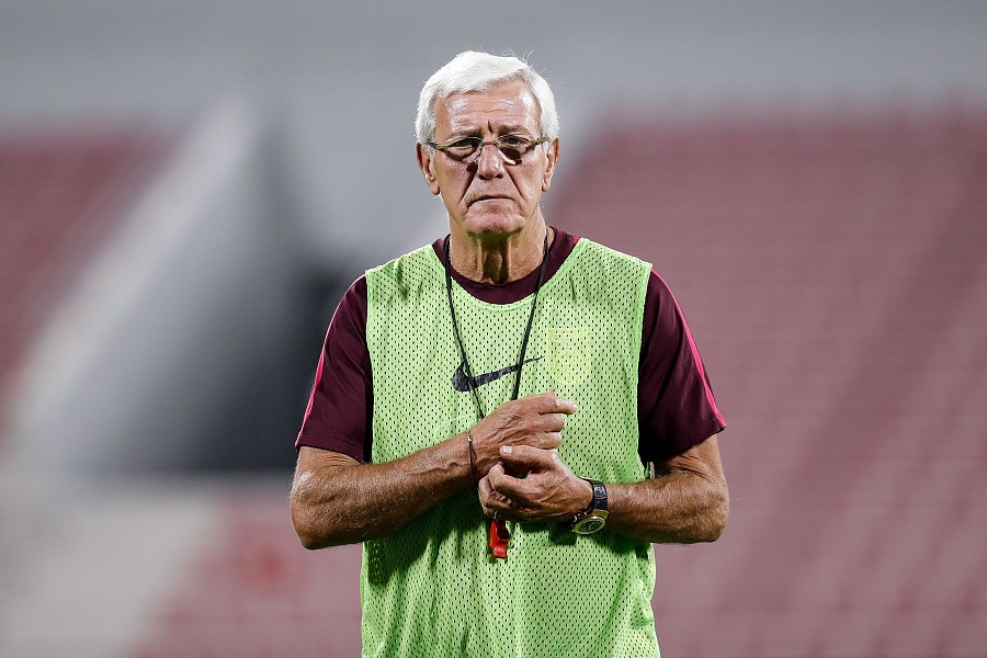 古稀老人！为国足队员倾其所有，却因国足队员无耻感，整晚抽烟