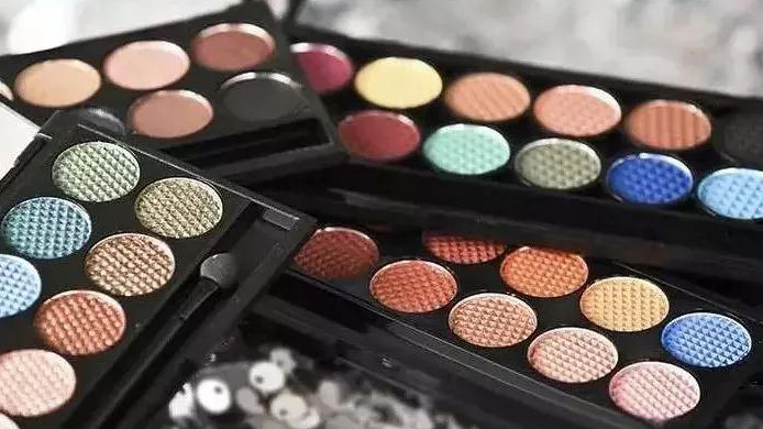 贫民窟女孩眼影拼多多买,新手美妆推荐好物平价