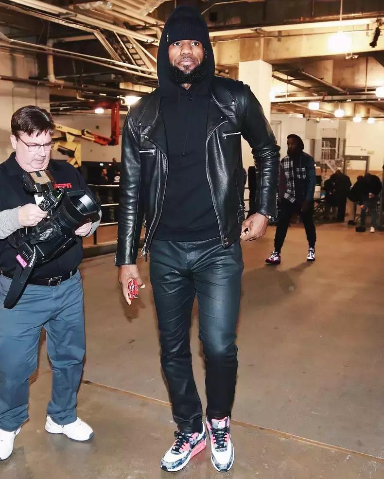 詹姆斯20周年纪念战靴,詹姆斯最新上脚球鞋是哪一款