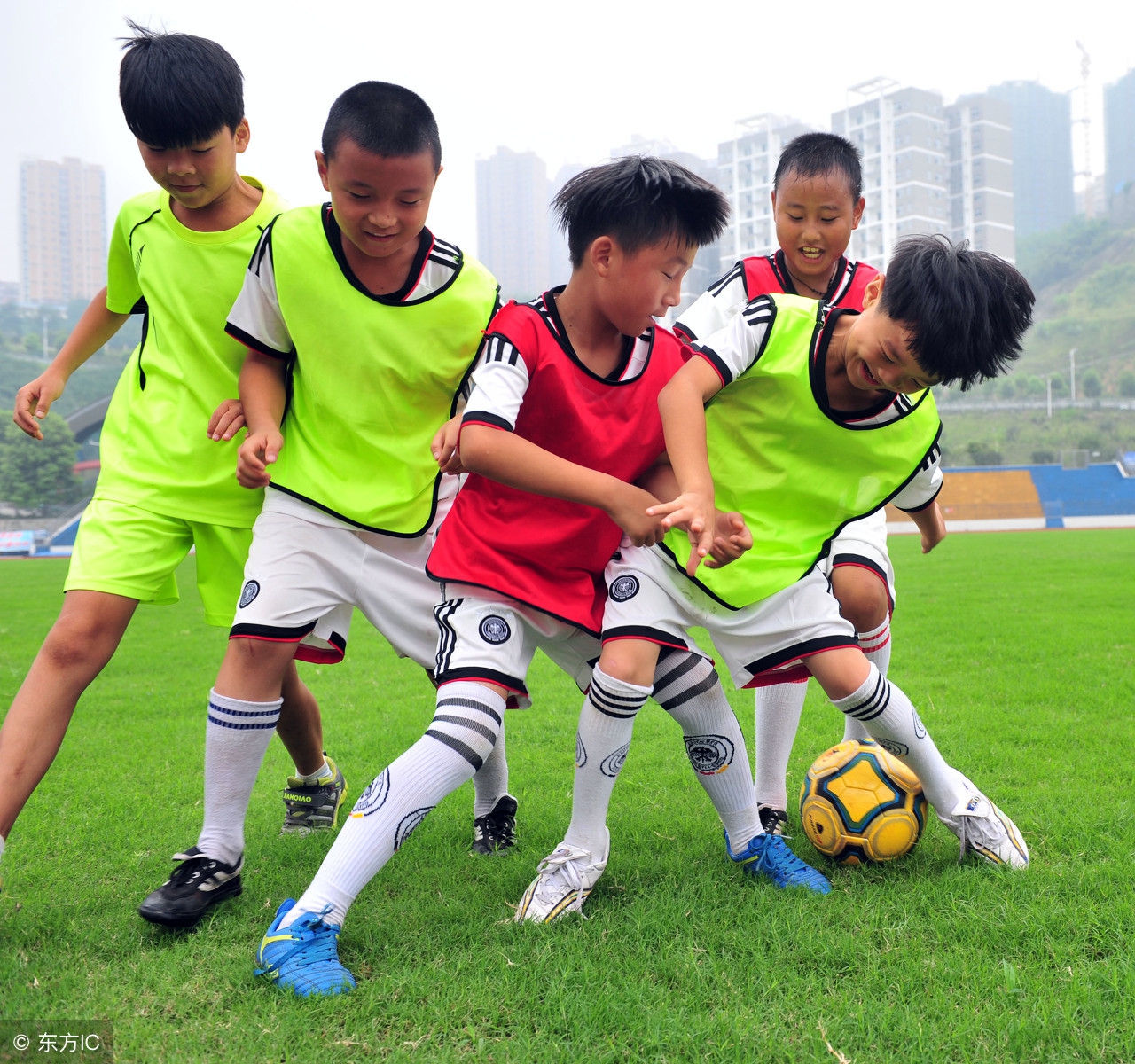 足球青训可以不上学吗,足球青训不容易