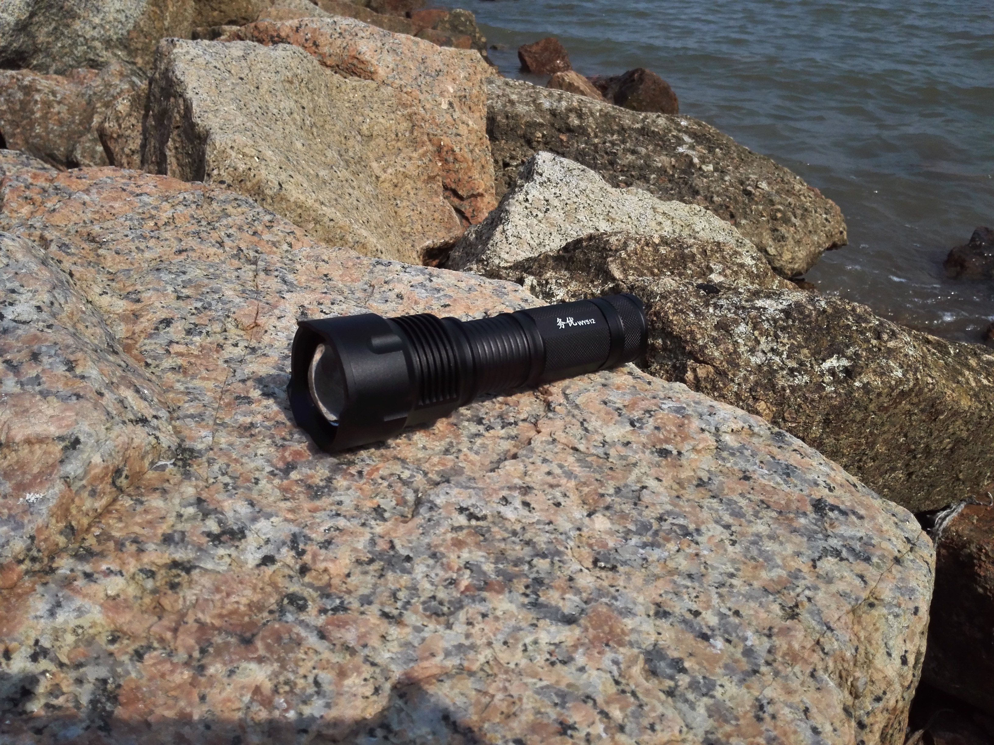 强光手电筒防身必备,防身超强强光手电筒