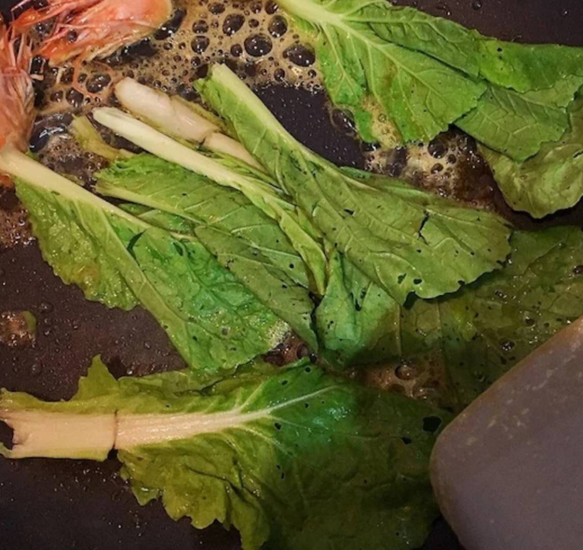 煎鸡蛋青菜大虾面条家常做法,大虾西红柿面条的家常做法