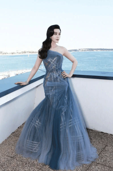 范冰冰身穿樱桃裙现身,范冰冰黑皮衣配纱裙