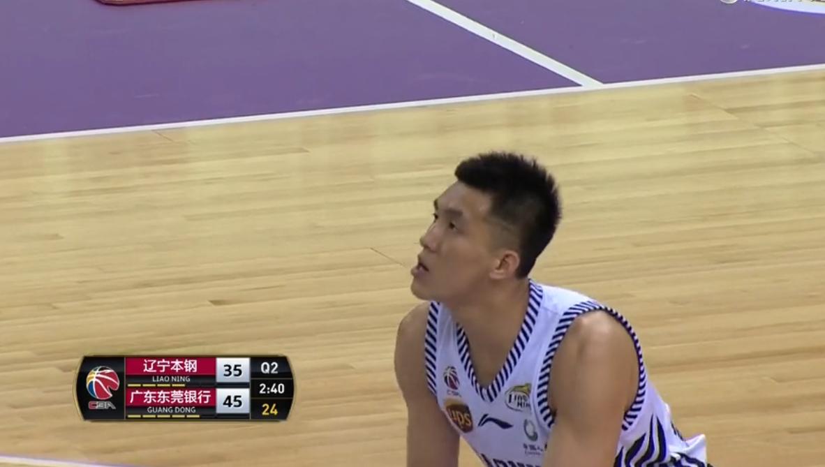 解说员：这个根本就没有任何动作，是什么依据判定推人犯规呢？