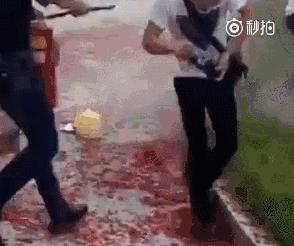 干粉灭火器干粉喷到身上怎么洗,电柜着火直接用干粉灭火器喷吗