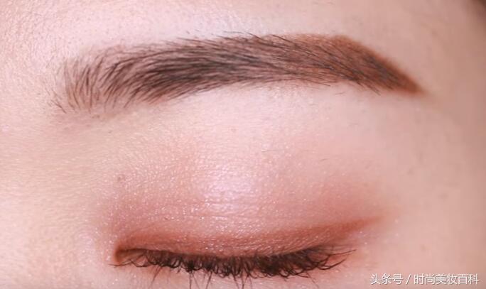 樱花粉眼妆教程图解,闪闪惹人爱的樱花眼妆教程来了