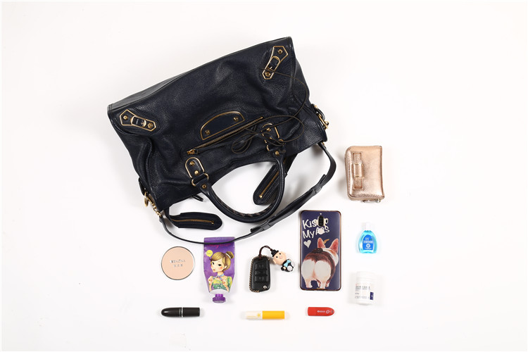 我们翻遍了300名员工的私人包价值¥100000000没别的就是壕！