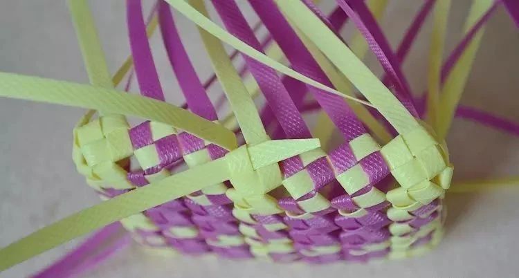 塑料带手工编织篮子收纳筐,塑料袋收纳筐