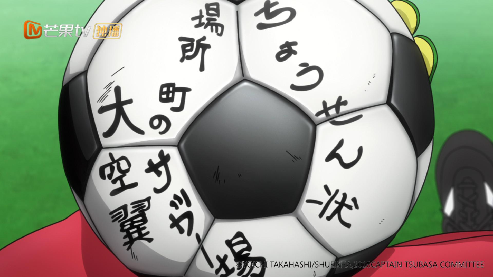 足球场上队员的暖心时刻,希望足球小将们团结奋进再创佳绩