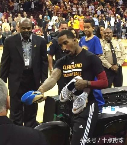 詹姆斯身上最隐秘、价值百万的黑科技:球鞋可以送,鞋垫绝不行!