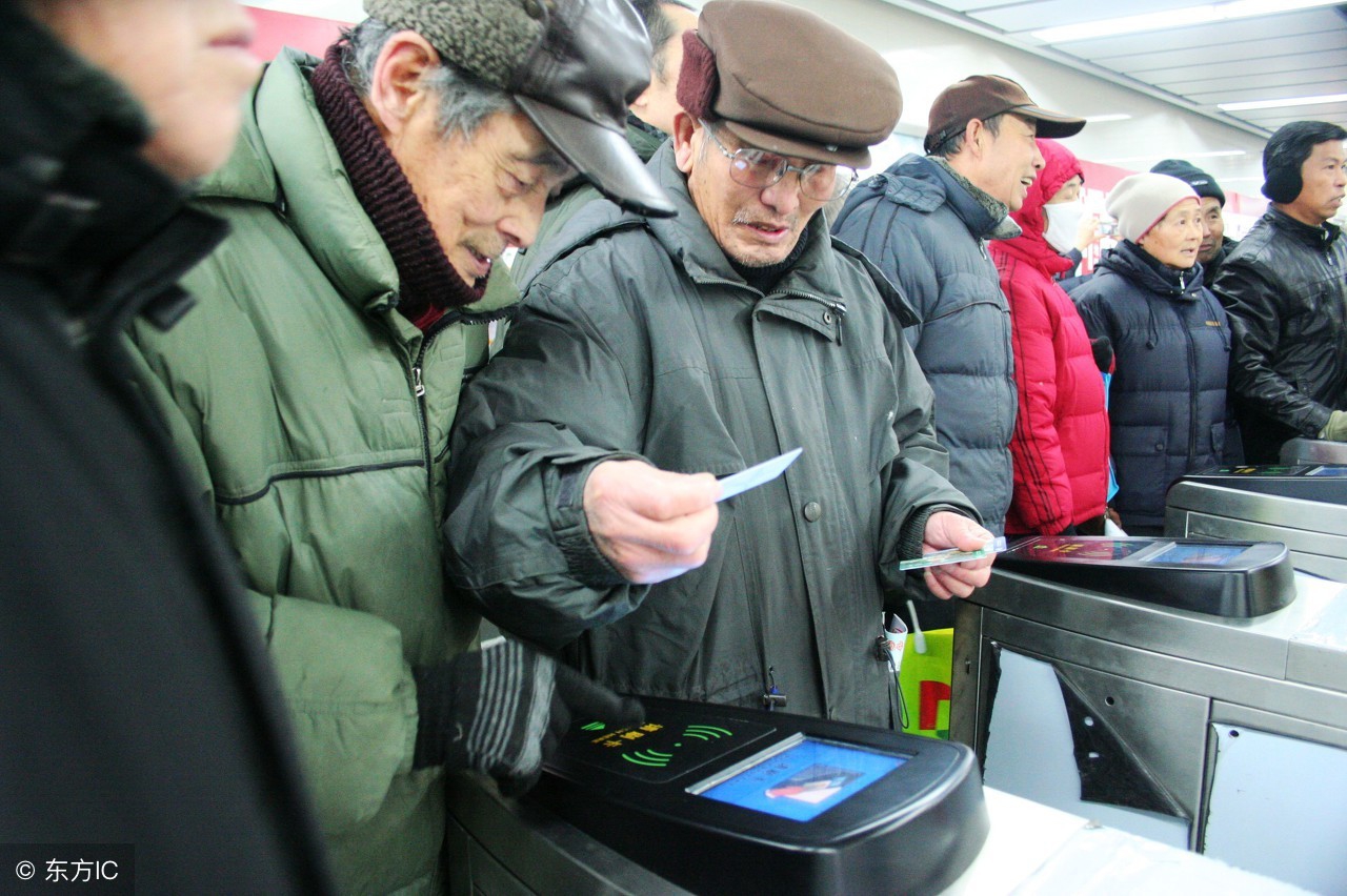 iPhone终于支持京沪地铁公交小米华为逼迫苹果讨好中国用户