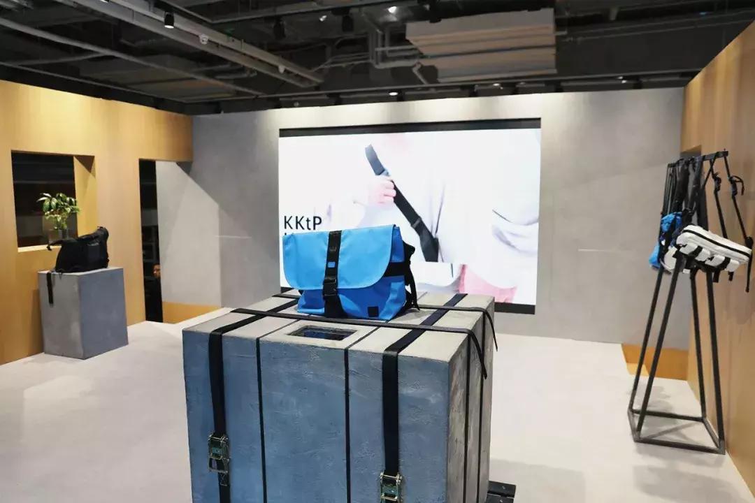 与HerschelSupply联名实属不易,但这个中国品牌做到了