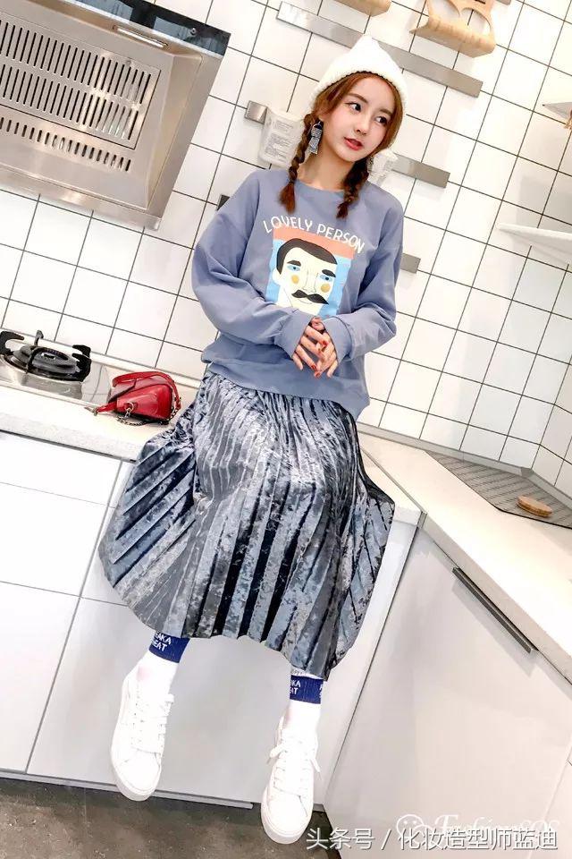 圆领卫衣长款百褶裙搭配图女款,百褶裙搭配卫衣搭配丝袜乐福鞋