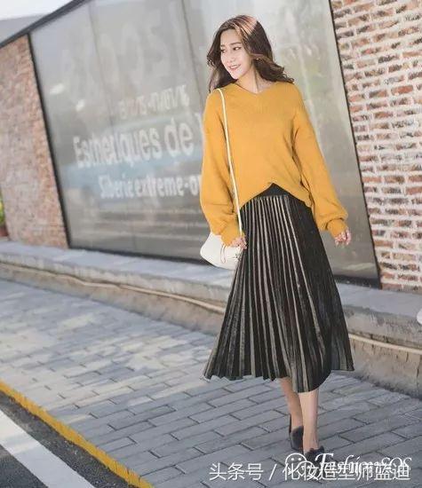 圆领卫衣长款百褶裙搭配图女款,百褶裙搭配卫衣搭配丝袜乐福鞋