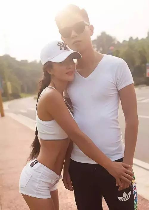 世界最年轻辣妈身材,比基尼走秀夏日套装欧美辣妈