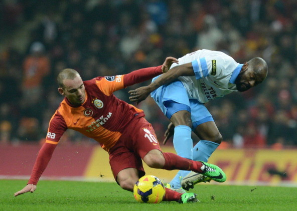 比赛临近结束时，客队球员获任意球机会，愤怒一脚远射，球进了！