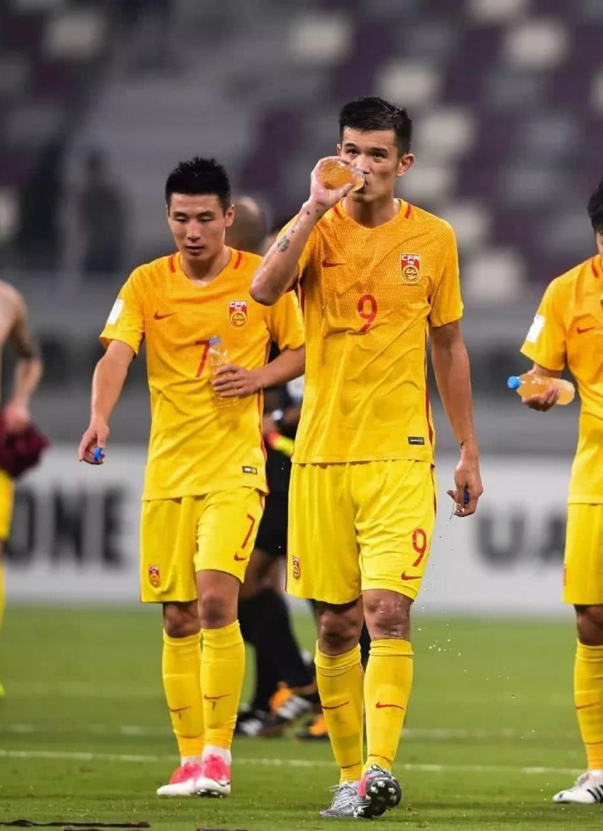 足球运动员上场前的更衣室,足球球员更衣室场景