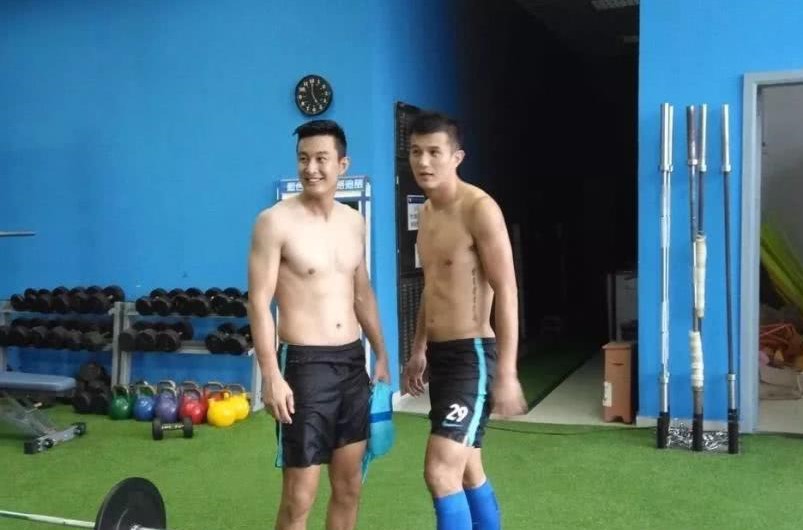 足球运动员上场前的更衣室,足球球员更衣室场景