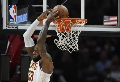 垃圾兄弟真的垃圾！被打出血也无法阻挡詹无忌倚天屠龙！