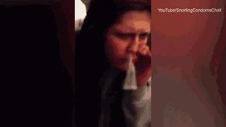 网上竟流行这个变态“挑战”：安全套从鼻子吸进去，从嘴巴拉出来