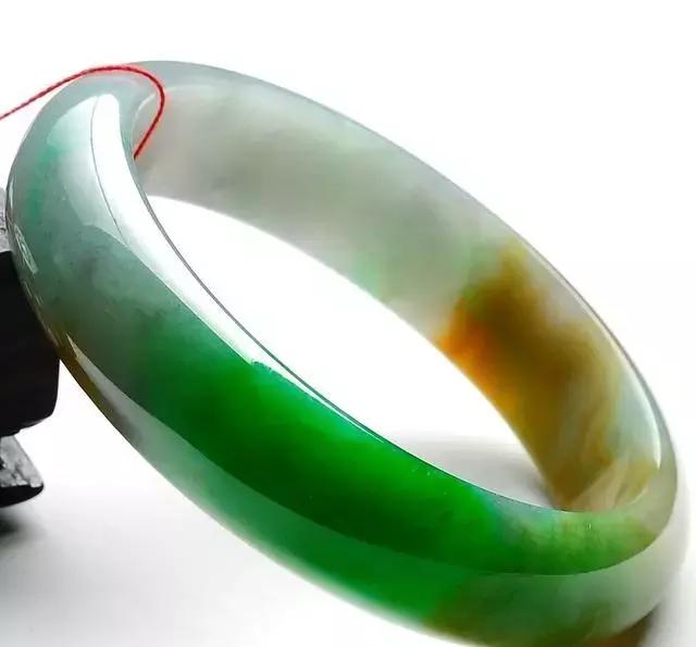 看看你手镯戴对了吗,翡翠手镯要怎么戴才是最合适的