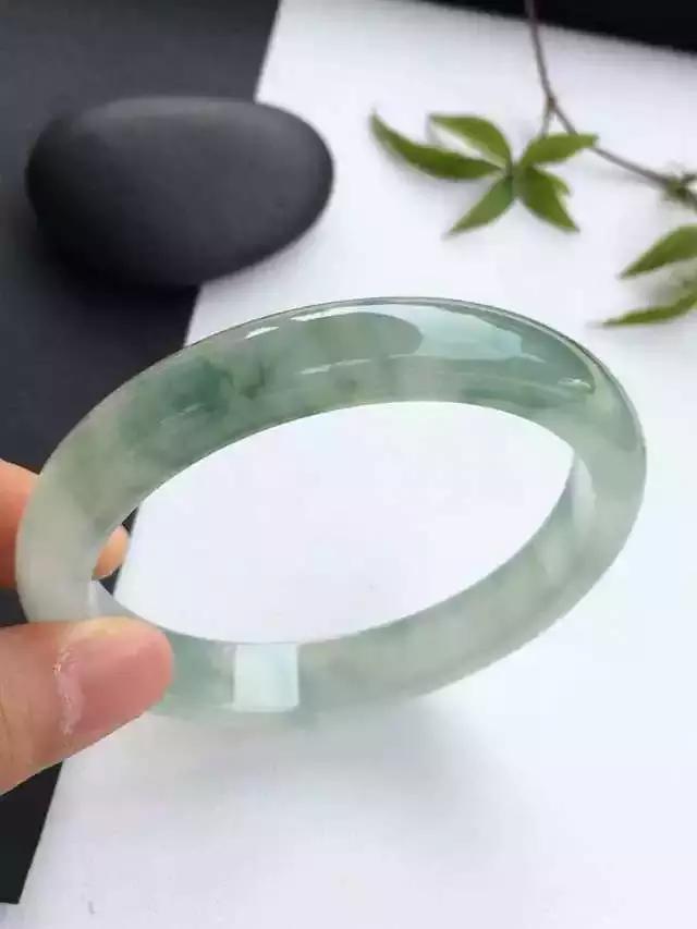 看看你手镯戴对了吗,翡翠手镯要怎么戴才是最合适的