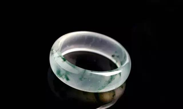 看看你手镯戴对了吗,翡翠手镯要怎么戴才是最合适的