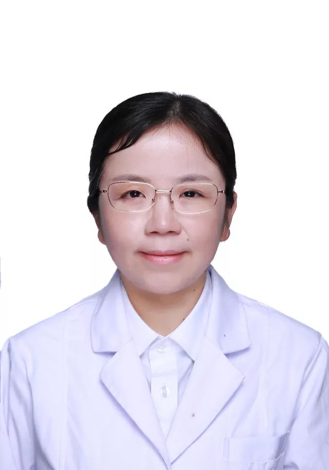 孩子丘疹性荨麻疹变成硬疙瘩,宝宝急性荨麻疹手肿了