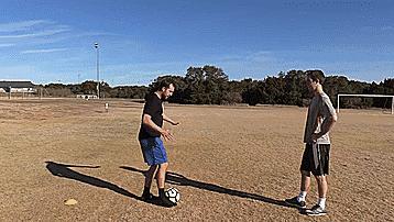 一人分享一个足球技巧,足球重心过人技巧