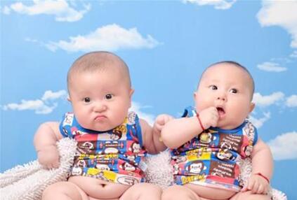 “种”姓爸爸求网友给双胞胎取名，现场惨不忍睹，幸好又见神回复