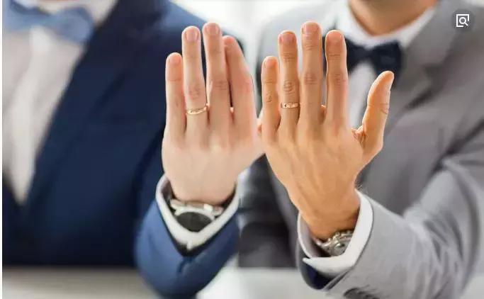 男士右手无名指戴戒指的意义,男士戒指的戴法和运势