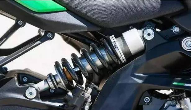 24年新款贝纳利黄龙600测评,贝纳利752和石缸黄龙600哪个值得买