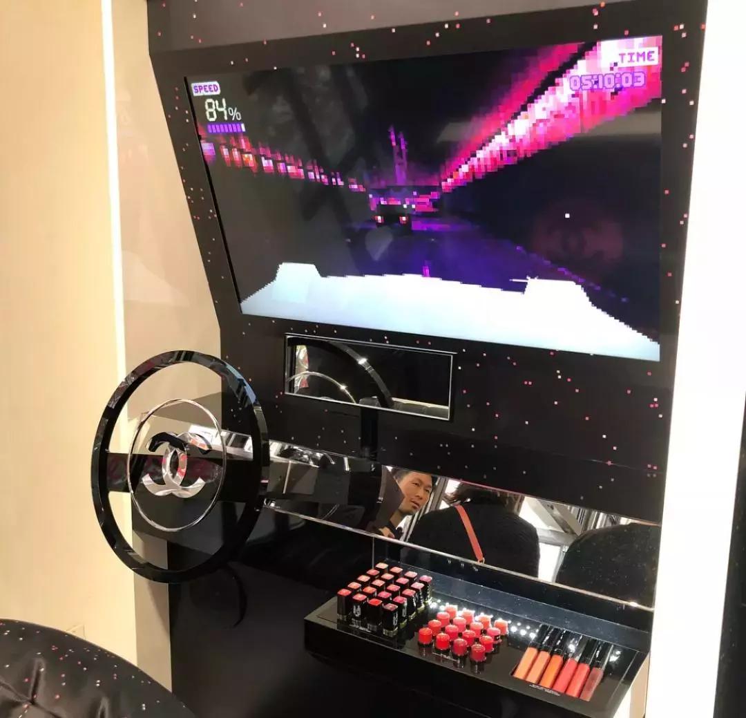 喷着LV新出的第8款香水，到香奈儿街机店夹口红去！