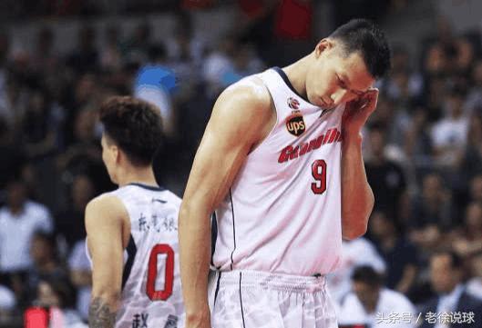 一天上热搜！“裁判林君”让中超蒙羞，“易建联摸头”为CBA添彩